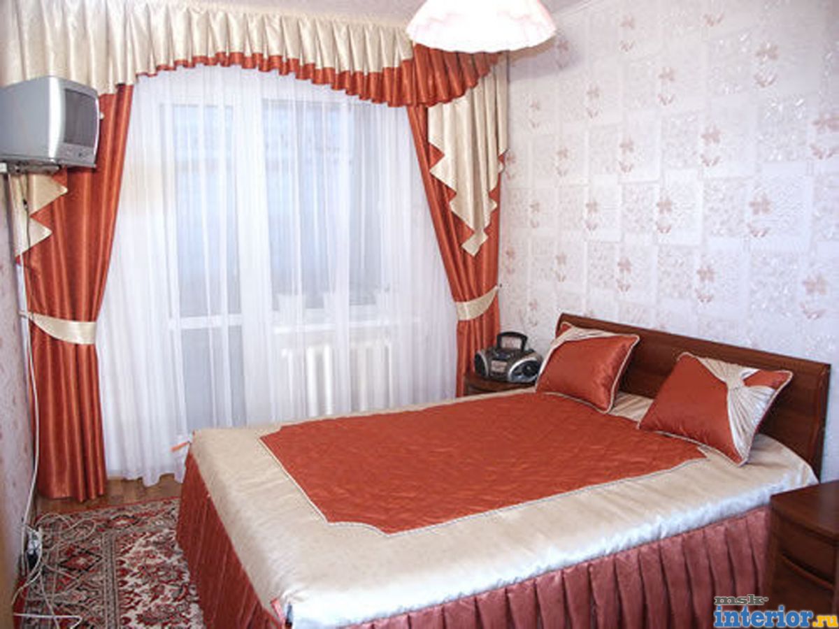 Короткие шторы в спальню: фото с вариантами оформления окна